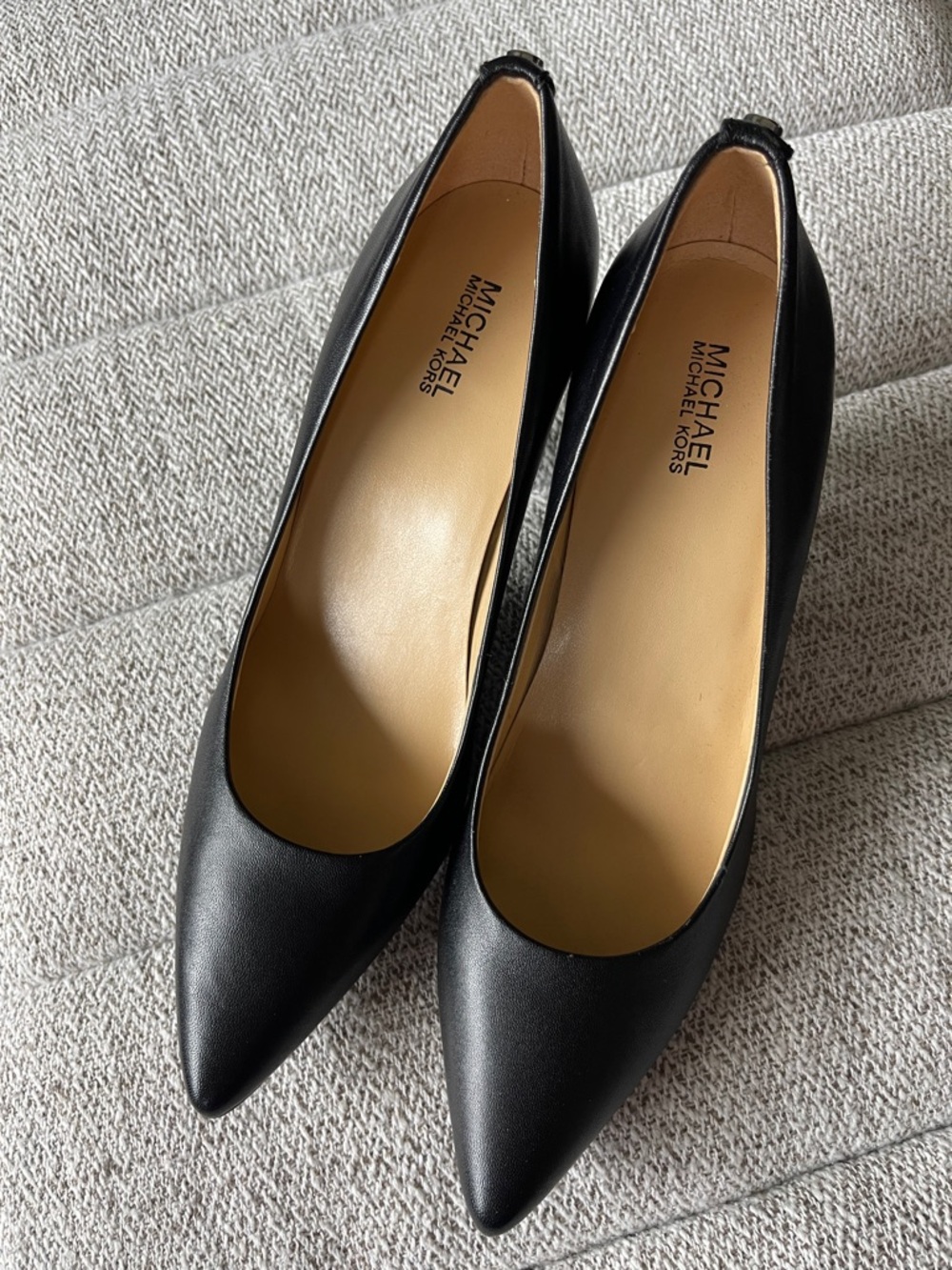 MICHAEL MICHAEL KORS Women's Black Leather Pointed-Toe Pumps Size 7.5 or 7 1/2 - Picture 2 of 10